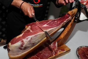 SENASA suspendió la importación de chorizos y un jamón de España por una enfermedad tóxica
